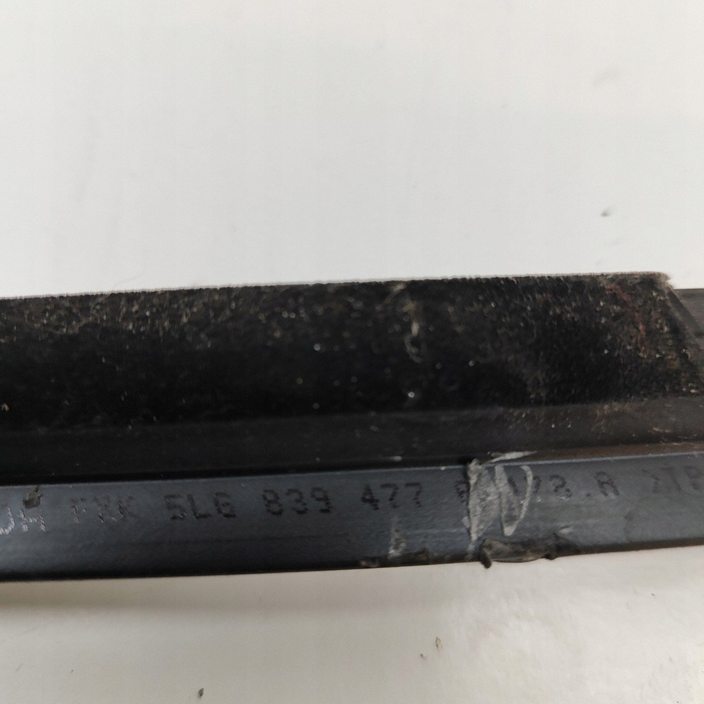 фото №11, Skoda enyaq iv 2021 правая сторона молдинг / прокладка стекло дверь задних