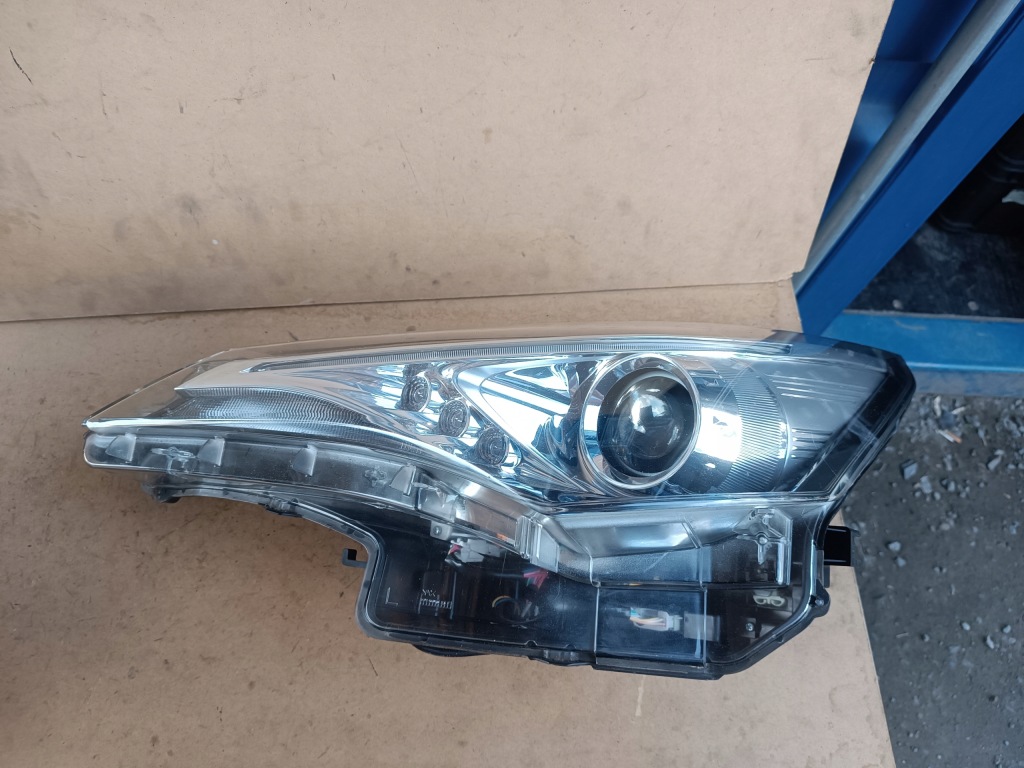 Toyota avensis t27 рестайлинг  линза led фара правый  левая с Разборки