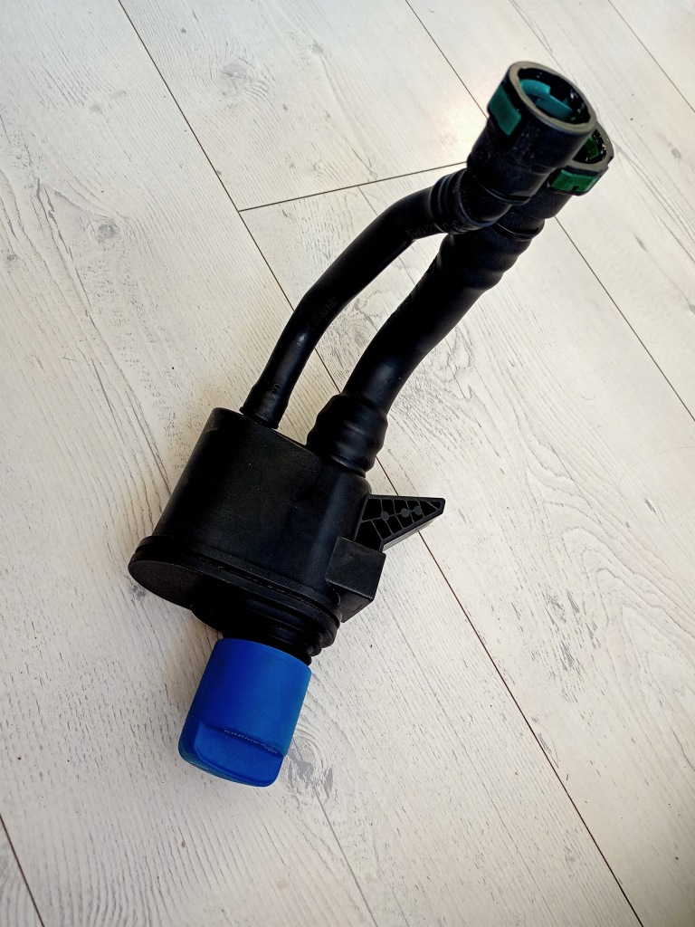 фото №1, Vw caddy 2k7 v 21- заливная горловина трубка заливная горловина adblue бак 5r3131965