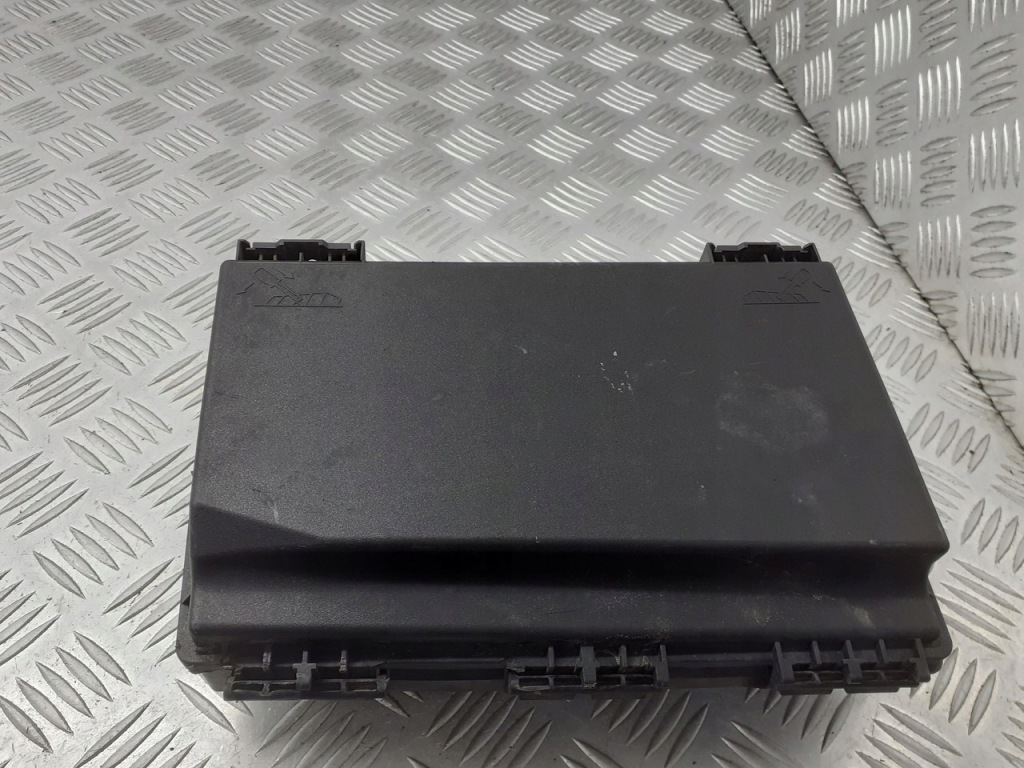 Купити Коробка запобіжників opel astra h 13191127