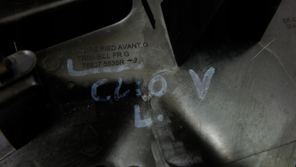 Renault clio v накладка порог левое  перед 768375535r с Разборки