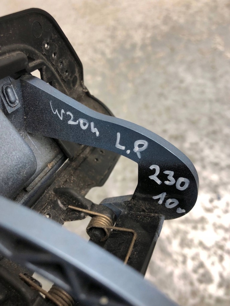 фото №6, Заглушка розпилювача лампи лівий перед 230 mercedes w204 a2048802124