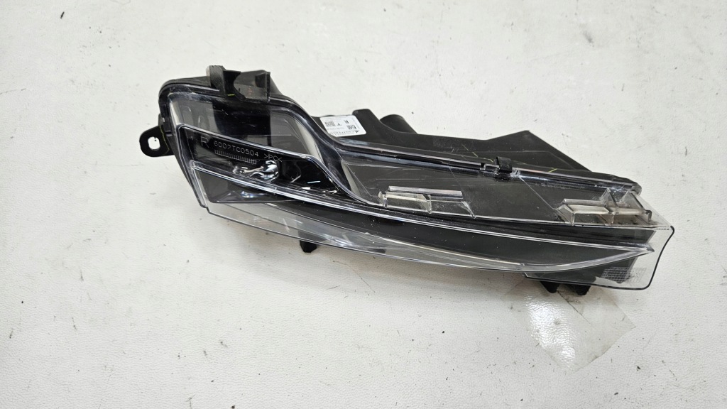 Протитуманна фара led правий tesla model 3 1077396-00-d Оригінал