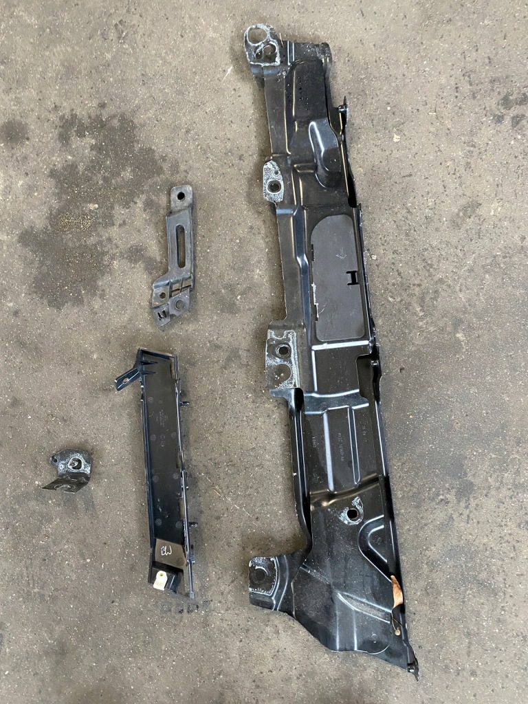 фото №1, Land rover discovery v кронштейны крыла правое