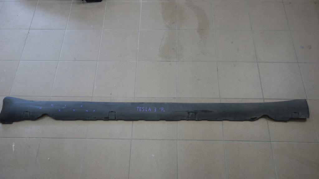 Купити Tesla 3 3 17-23 молдинг поріг права поріг