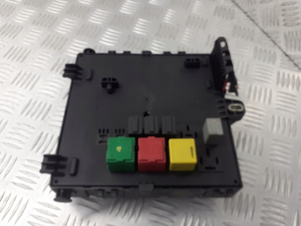 Купити Коробка запобіжників opel signum 2.2 dti 13112909