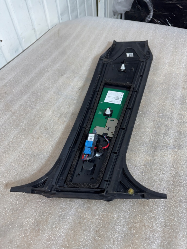 Стійку  боковий правий камери tesla y 1494241-00-a Зі Шроту