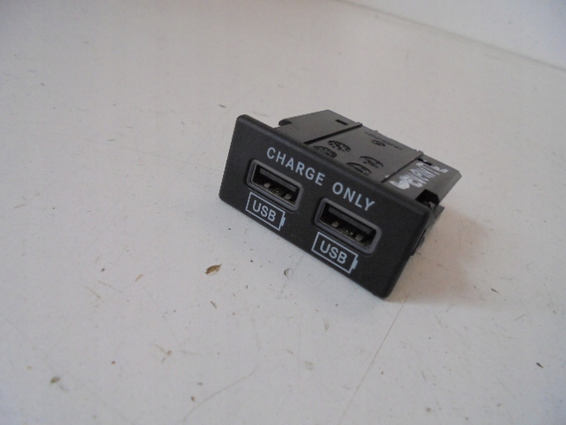 фото №1, Зарядное устройство usb maserati levante