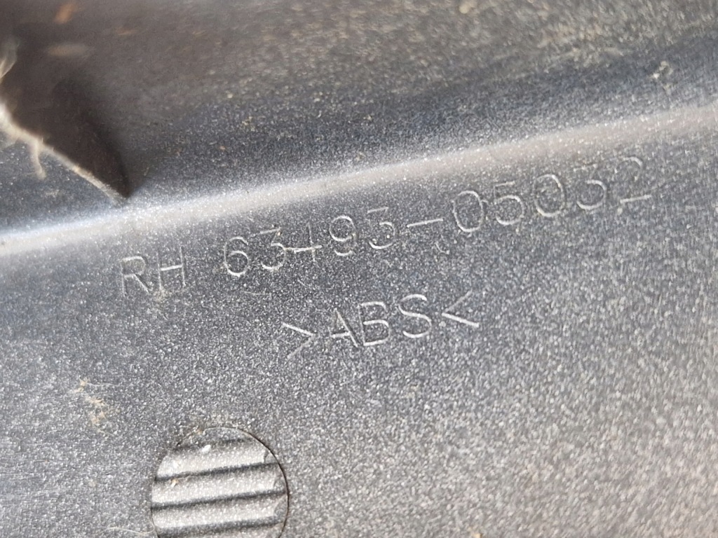 Купити Заглушка рейлінг правий задній toyota avensis t25 універсал 2.2 d-cat