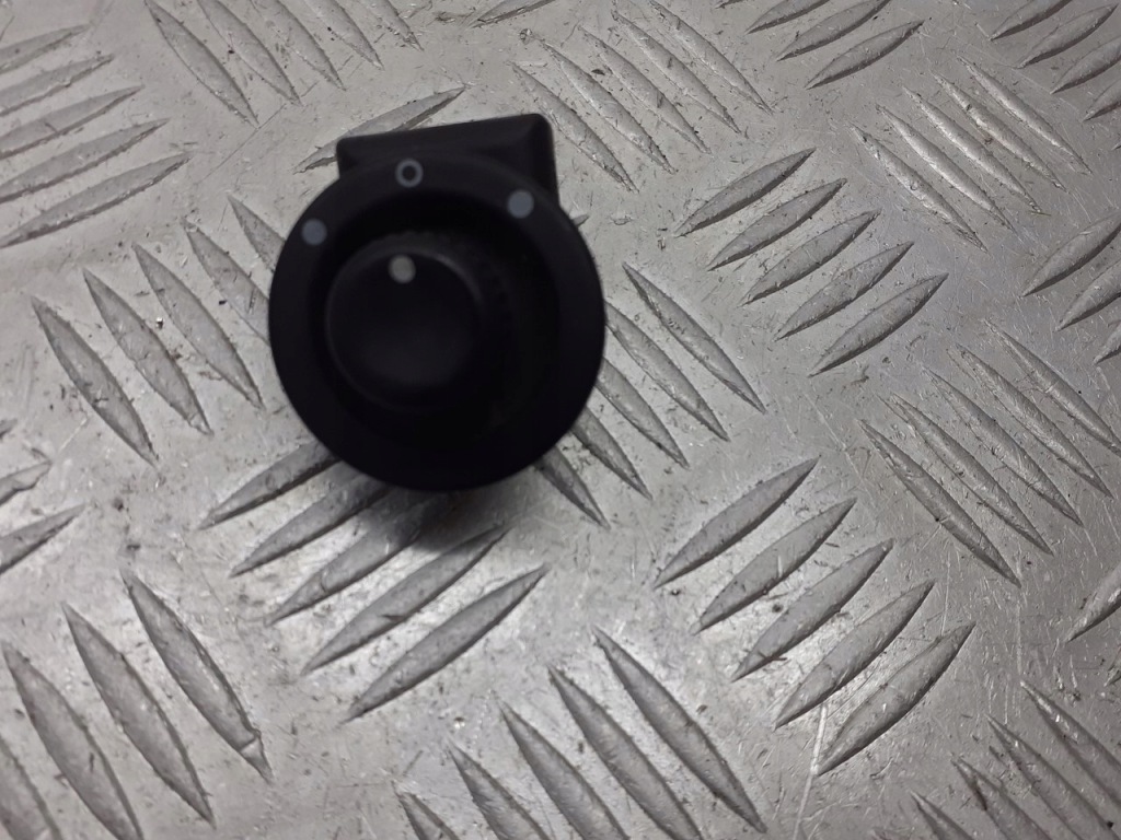 фото №1, Выключатель регулировки зеркало dacia duster, sandero, dokker, logan renault 820