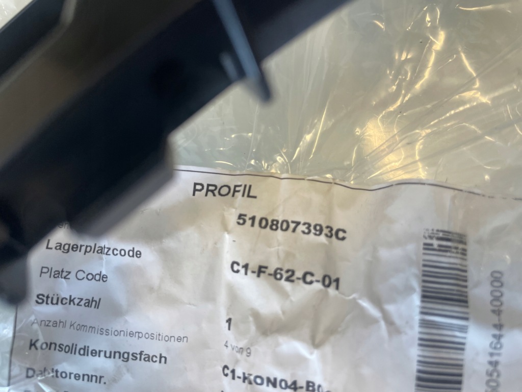 Направляющая кронштейн бампера правый левый задний  sportsvan 510807393c 510807394c оригинальный номер Киев