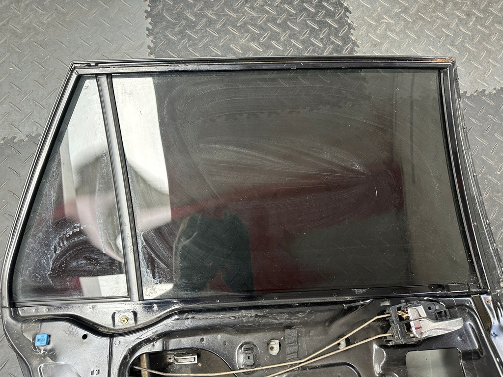 фото №5, Mitsubishi lancer vii kombi дверь левый задняя стекло