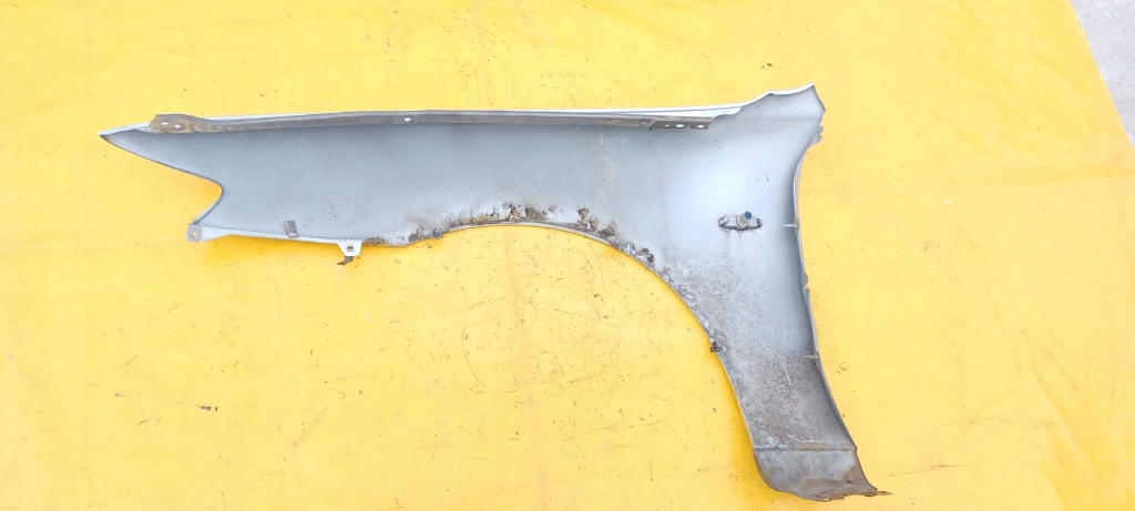 Крило правий перед mazda 626 94-98r сріблястий Зі Шроту