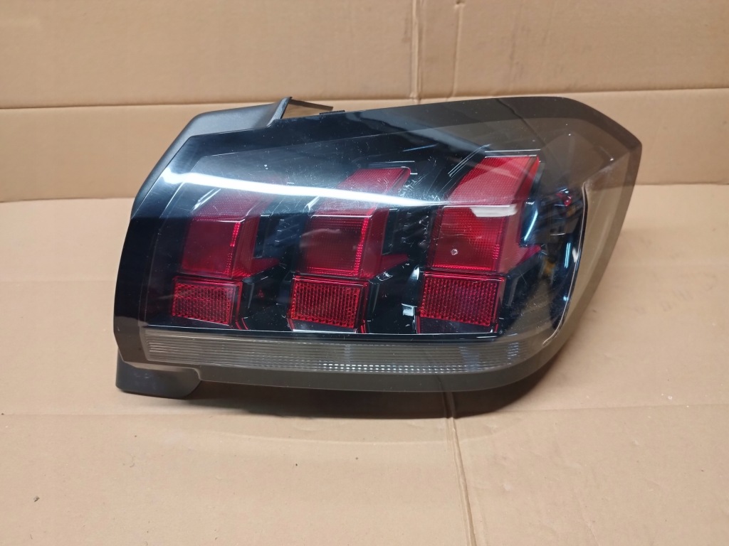 фото №1, Peugeot 208 лампа задняя правая 9823216580