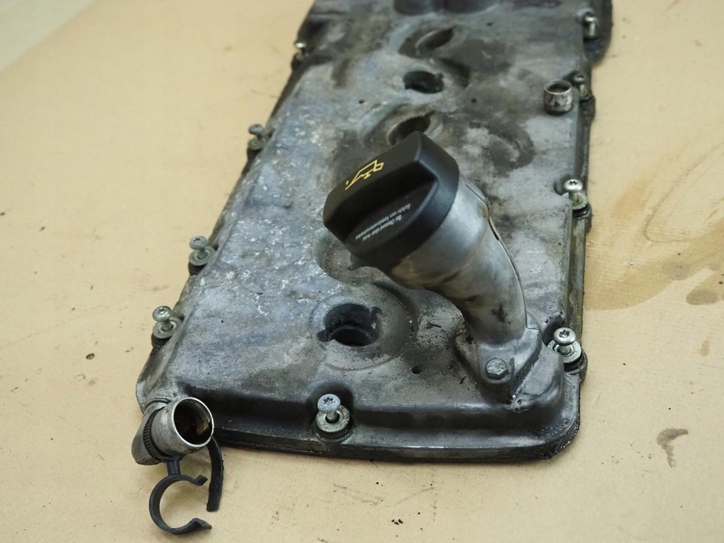 фото №12, Крышка клапанов левая a8 d3 6.0 bht 07c103475ag