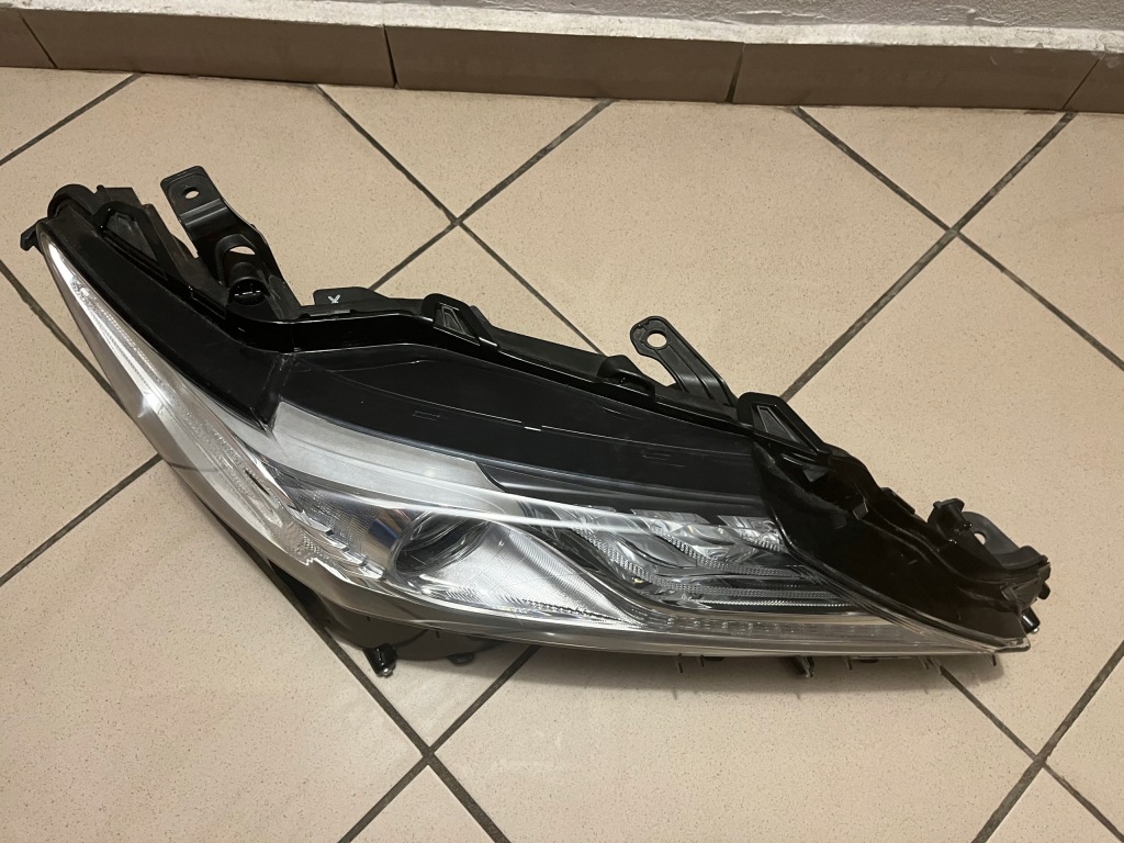 фото №10, Toyota camry vii 8 led 17- лампа передняя перед правая