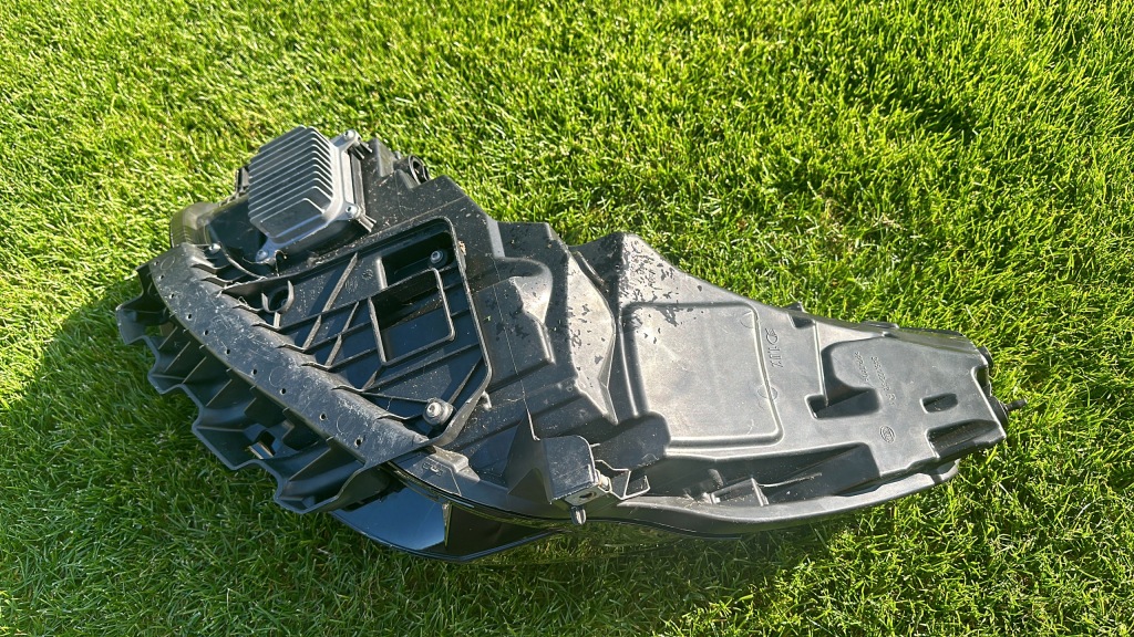 Tesla 3 рестайлінг  y 21- фара передня правий full led в Україні