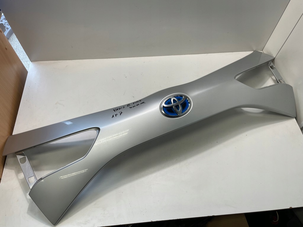 фото №1, Накладка кришки накладка кришки yaris iii lift 1f7