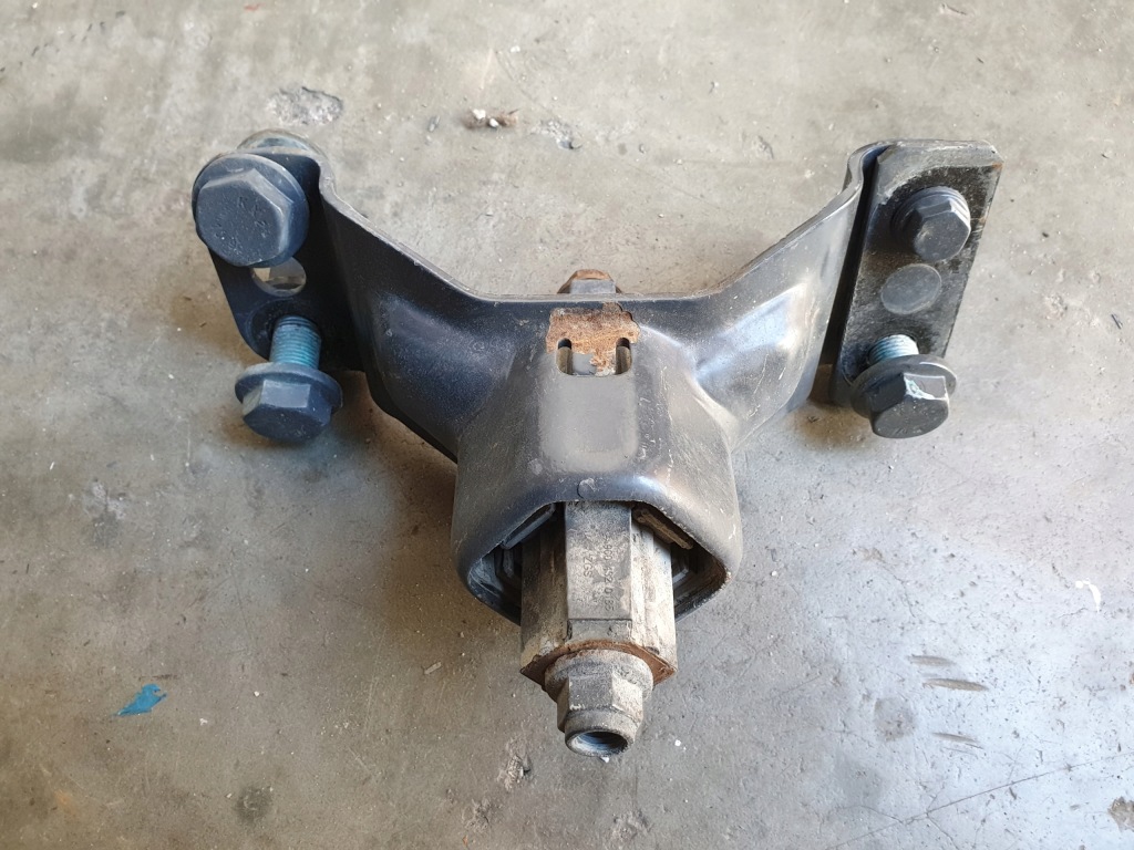 фото №1, Actros mp4 arocs кронштейн подушка кронштейн коробка основание аккумуляторов