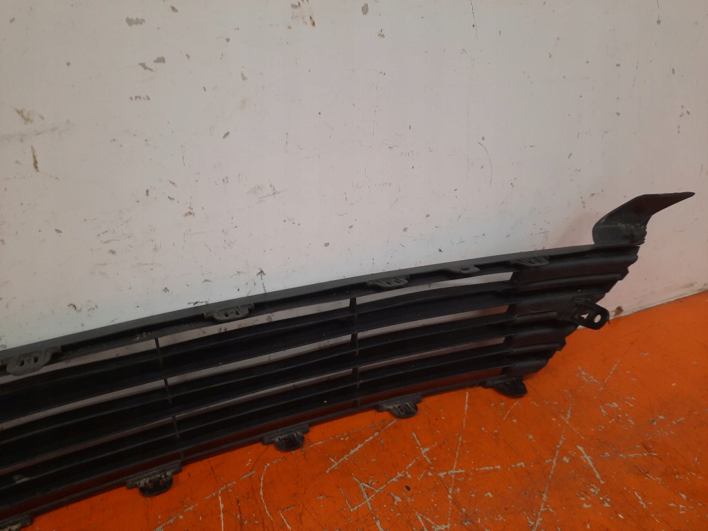 фото №6, Toyota corolla e16 16-19 середня решітка бампера l 53112-02690
