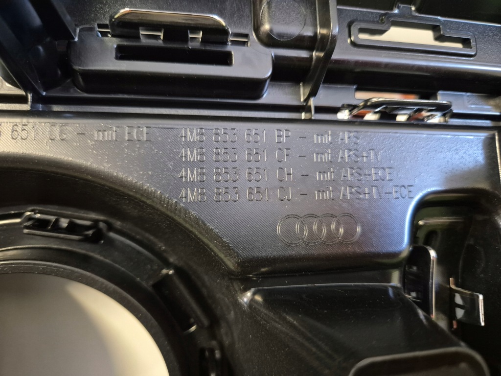 Audi q8 4m8 рестайлинг  решётка радиатора решётка радиатора решётка  радиатора 4m8853651 оригинал хром Доставка