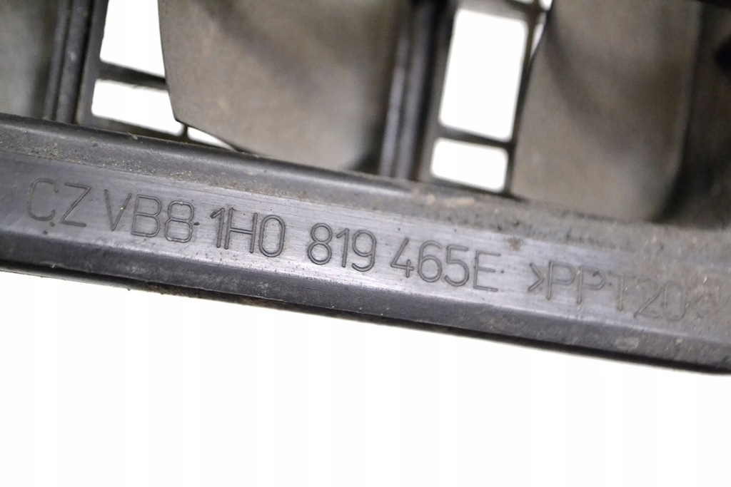 фото №5, Audi a3 s3 8p 2007 решётка вентиляционная pod бампером задним