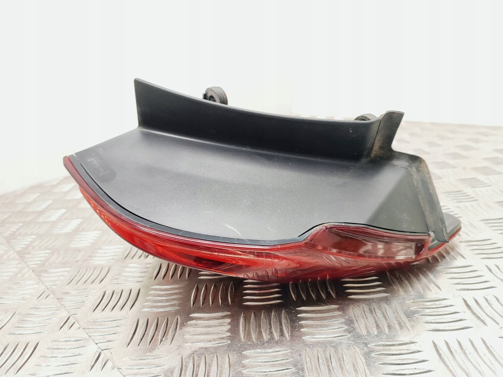 фото №11, Peugeot 3008 i 2015 права сторона лампа задня