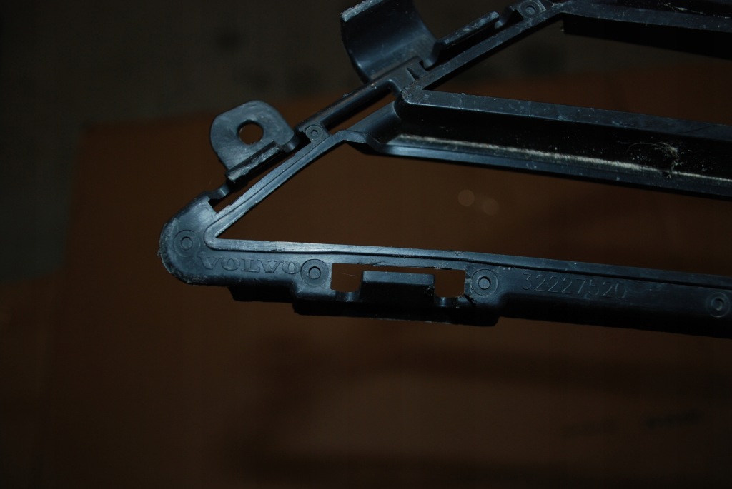 Volvo xc90 2 средняя решётка решётка  бампера оригинальный номер 32227520 Доставка