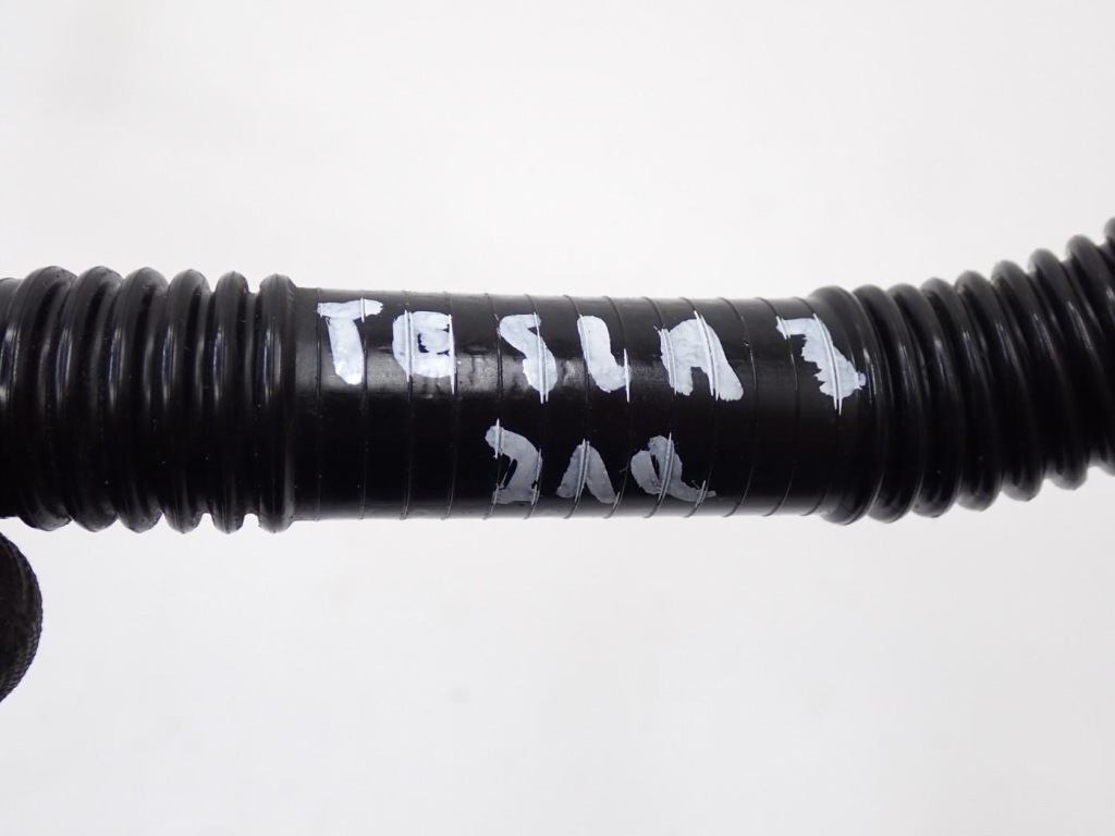 Патрубок шланг трубка води 1504721-00-b tesla model 3 3d3 3d7 21r Зі Шроту
