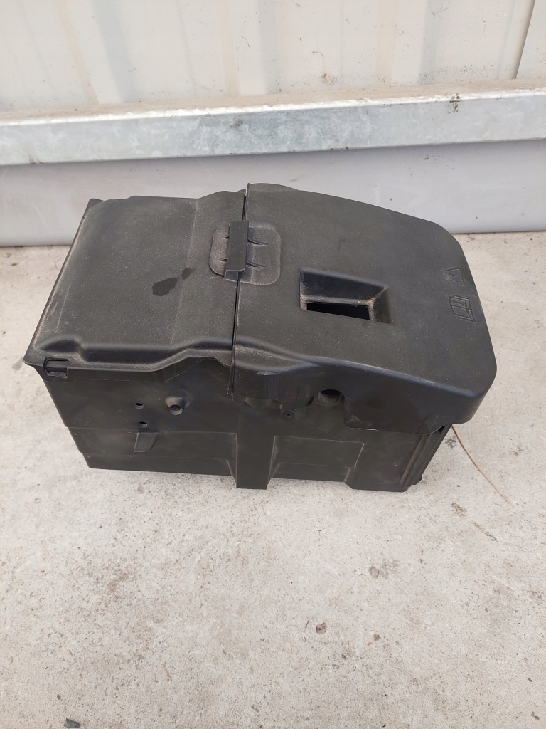 Купити Ford kuga mk2 рестайлінг  корпус акумулятор комплект  am51-10723