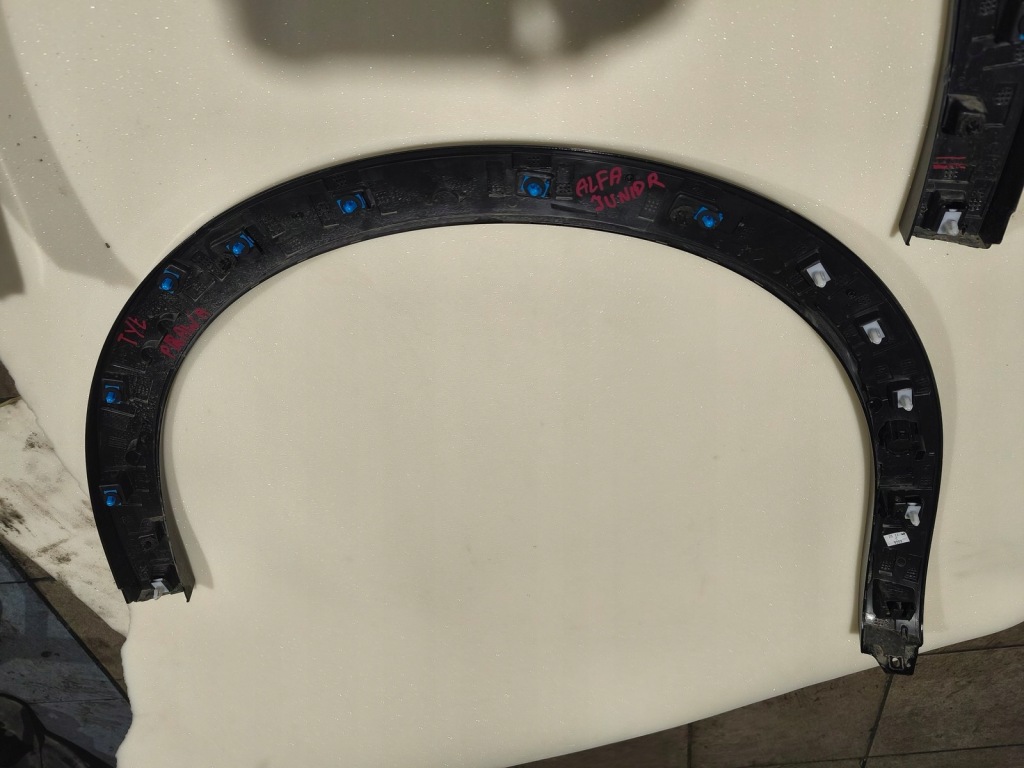Alfa romeo junior молдинг крыла задний  левая 156174105 правая 156174102 с Разборки