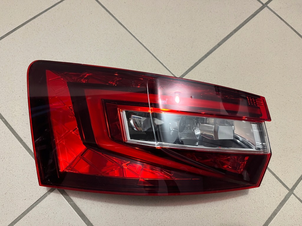 фото №11, Skoda superb iii 3 kombi 3v9 лампа задняя задняя левая