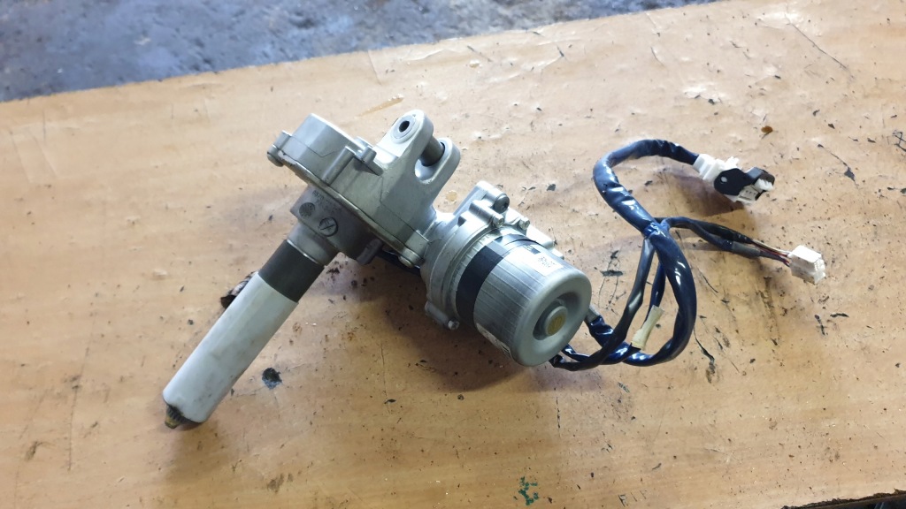 фото №1, Toyota auris i колонка усилителя