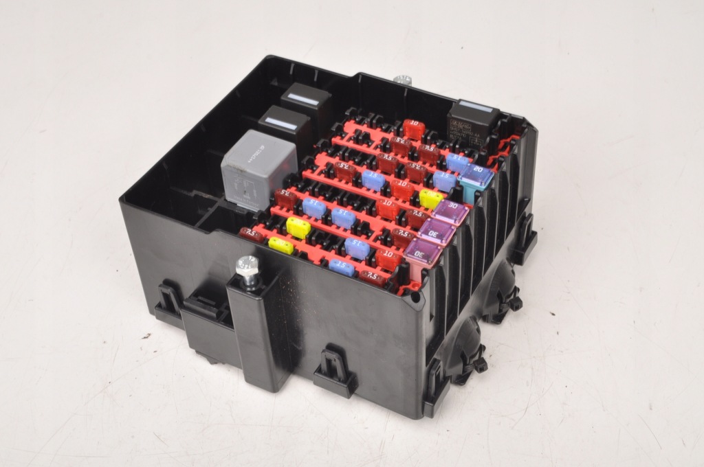 Купити Fiesta mk7 коробка запобіжників c1bt-14a005-neb