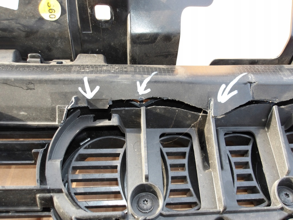 Решітка радіатора решітка радіатора права audi a3 8v рестайлінг  8v5853651t 8v3853919 Ціна