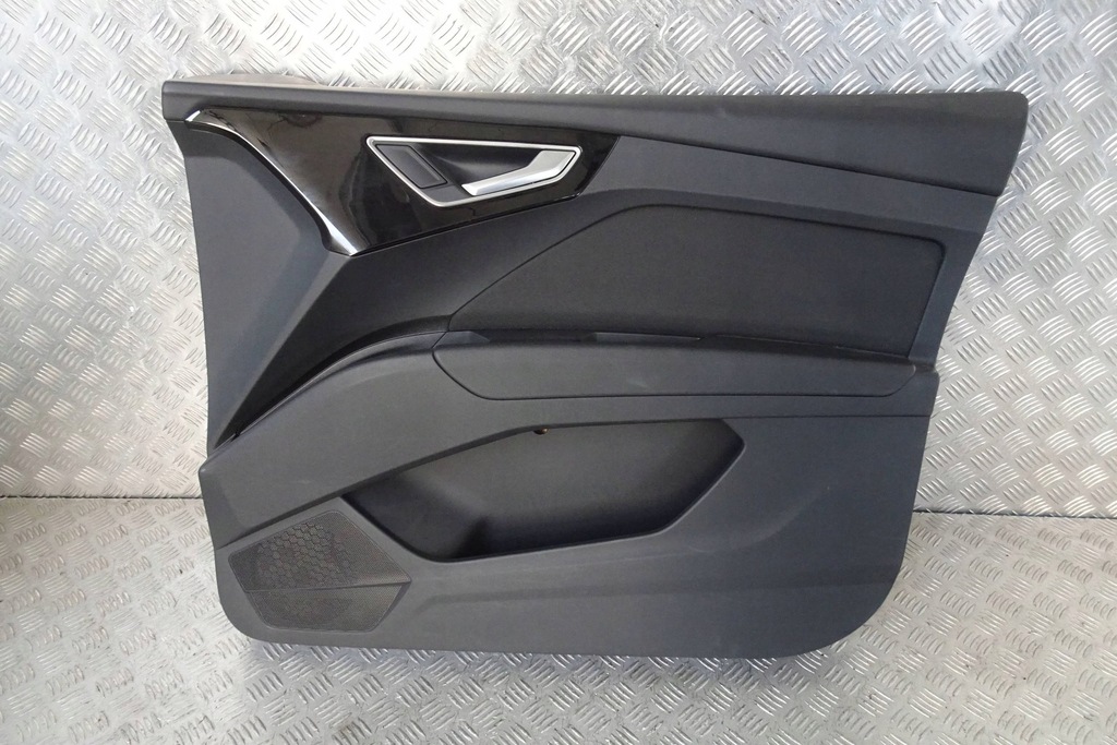 фото №1, Audi q4 e-tron - обшивка двері правий перед