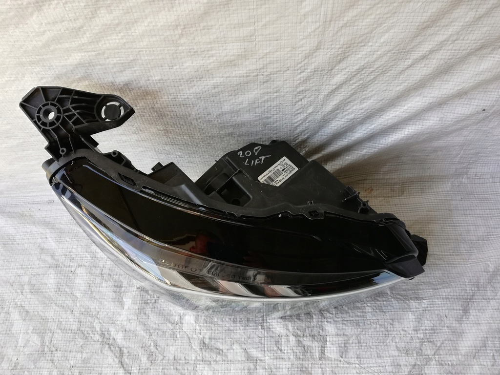 фото №1, Peugeot 208 фара правый full led 9823193480