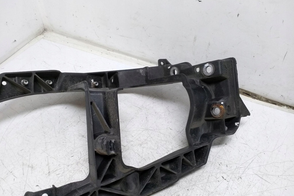 фото №8, Направляющая передней правой лампы mitsubishi colt vi z3_a, z2_a mn105060 1.3l