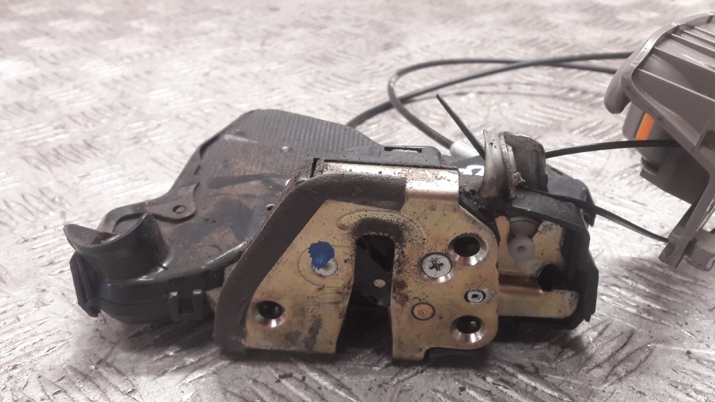 Corolla e12 замок правый перед 6 pin Оригинал