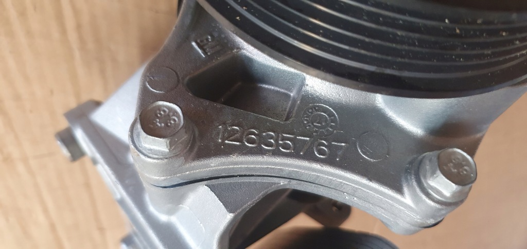 Насос води оливи opel 12635767 в Україні