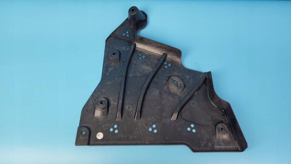 фото №11, Bmw x1 u11 sdrive18i 23r диффузор защита подвеска правая перед 8498388