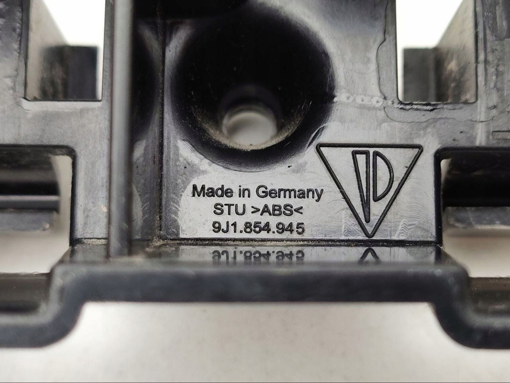 фото №7, Porsche taycan 9j1 2023 кронштейн / кронштейн крила передній 9j1854945