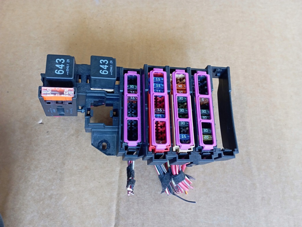 Купити Audi a4 b8 коробка запобіжників 8t8971845 8k0951253
