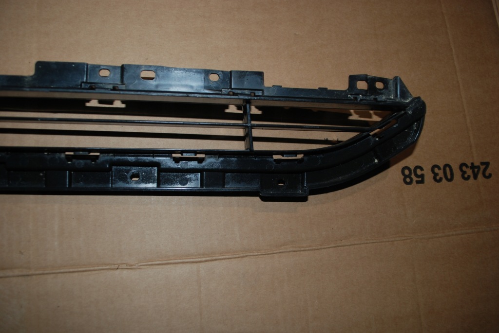 Audi q3 sq3 lift 8u0 решітка бампера перед середня 8u0807683c Ціна