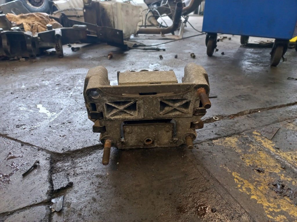 фото №2, Подушка коробки передач scania r