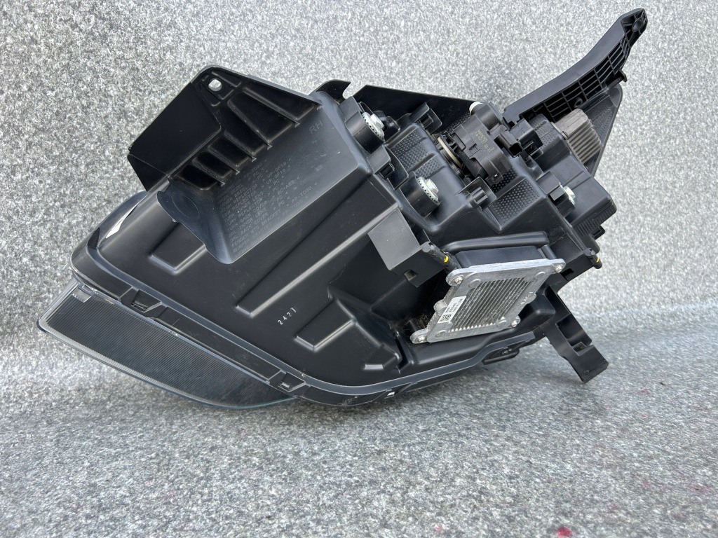 Купити Лампа права передня ssangyong kornado iv full led 8310237201