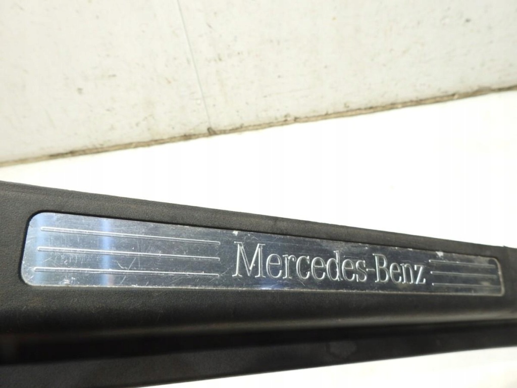 Молдинг накладка поріг правий перед mercedes r w251 a2516800035 Зі Шроту