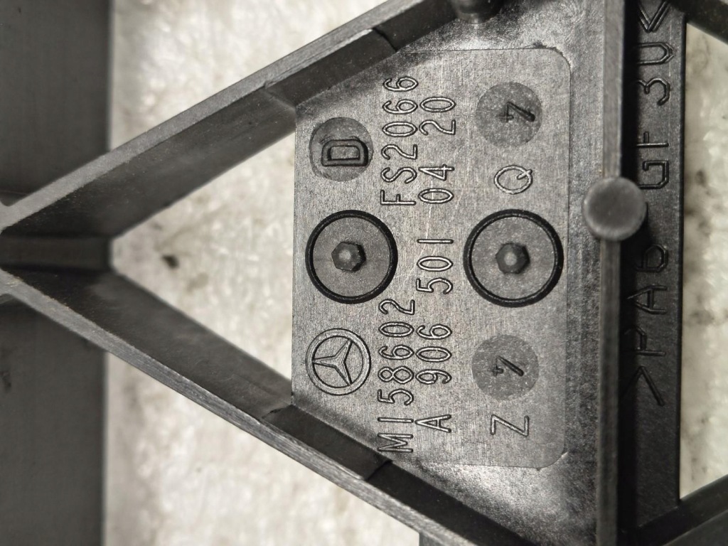 Кронштейн кронштейн радиатора масла mercedes sprinter w906 a9065010420 Киев