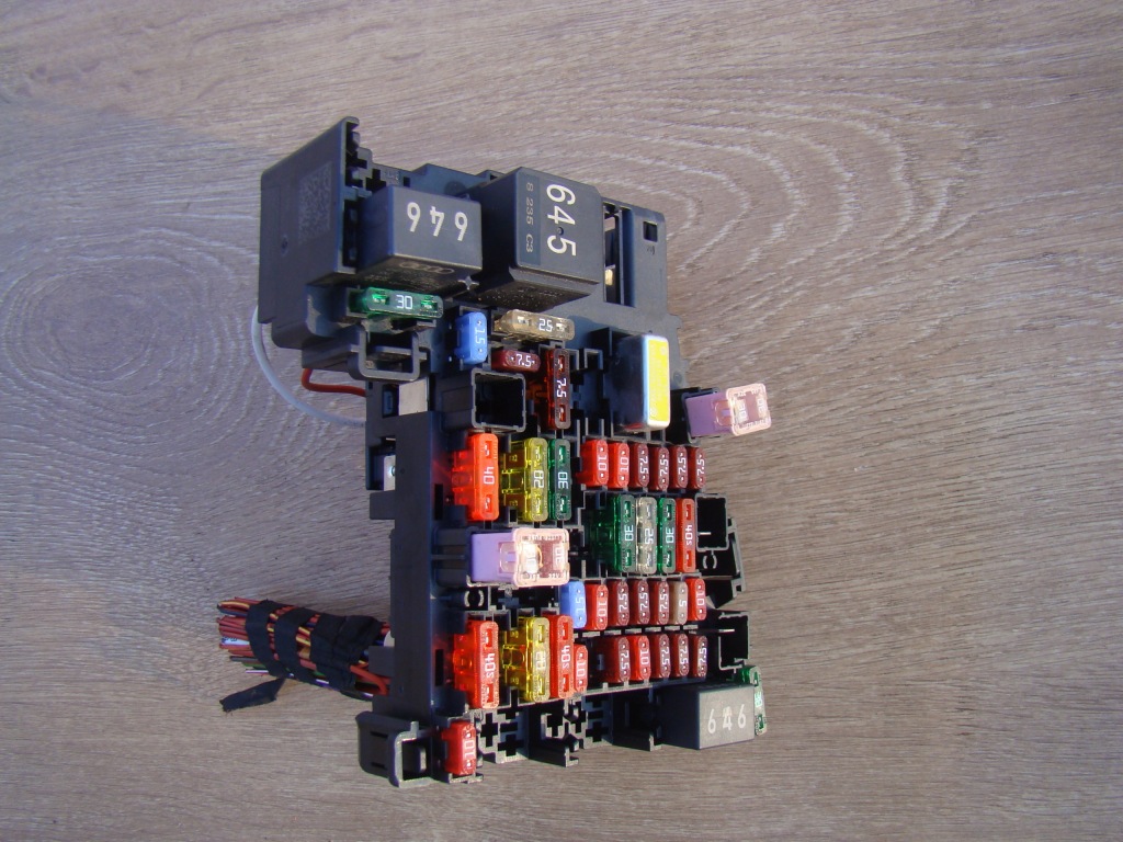 фото №1, Коробка запобіжників vw 5q0937615 superb