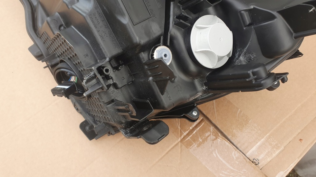 Lexus ux lift лампа передня права full led Зі Шроту